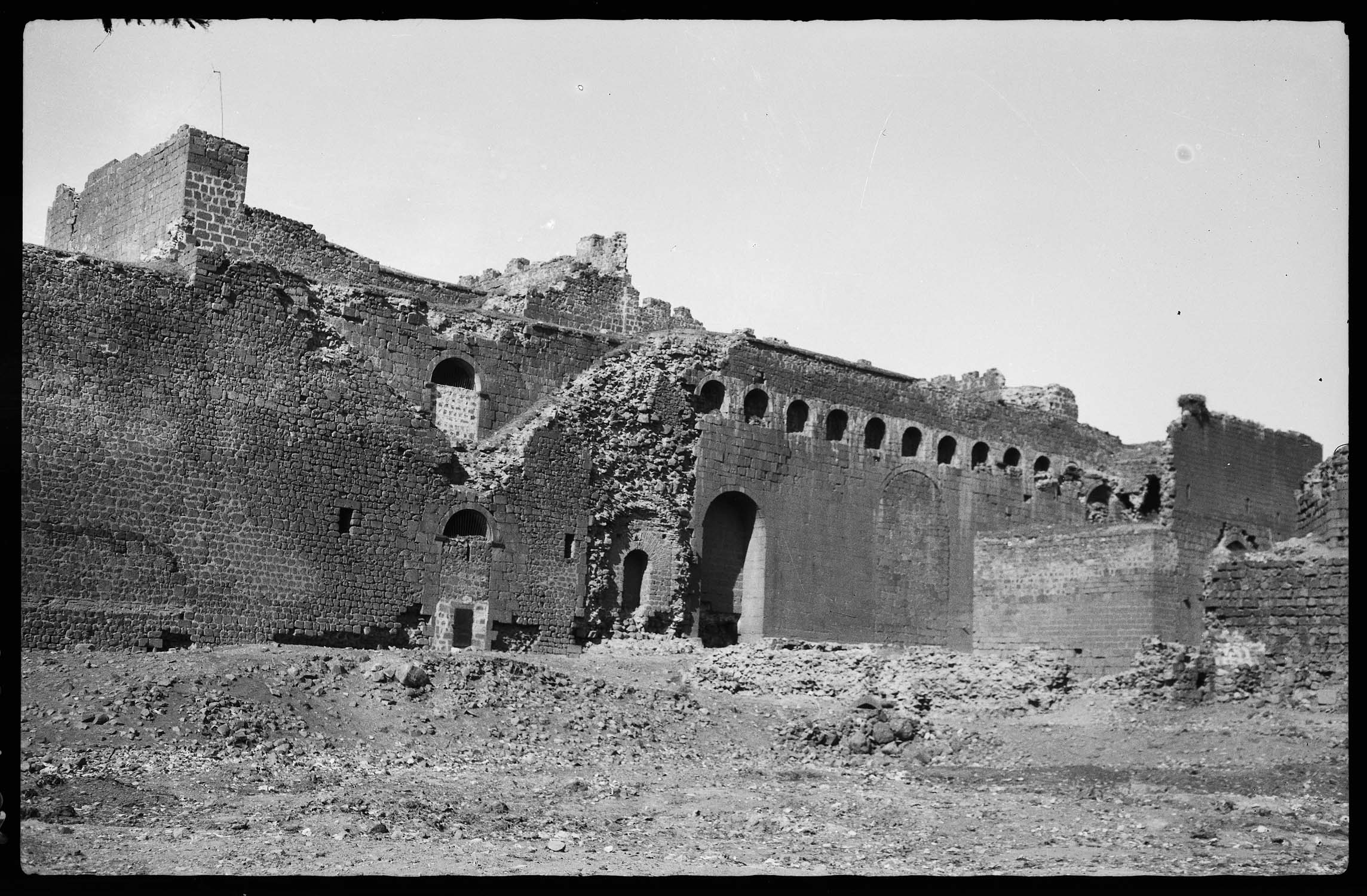 Vue intérieure du rempart à hauteur de la porte d'Urfa